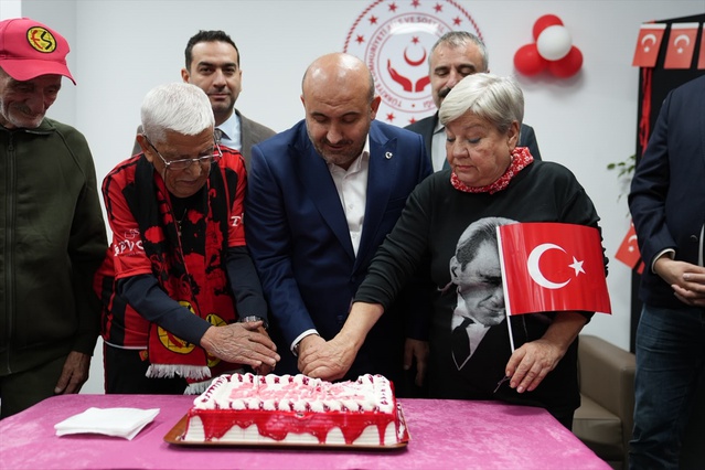 Eskişehirspor'un 150 kombinesi kurumlarda büyüklere ve çocuklara hediye edildi