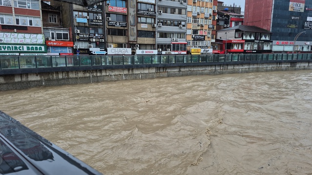Zonguldak'ta sağanak sonrası Çaydamar'da istinat duvarı çöktü, iş yerlerini su bastı
