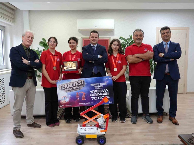 Türkiye birincisi Milas BİLSEM takımı Muğla İl Milli Eğitim Müdürü'nü ziyaret etti
