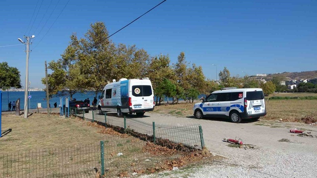 İddiaya göre el freni çekilmeyen otomobil Çanakkale'de denize düştü, 3 saatte çıkarıldı