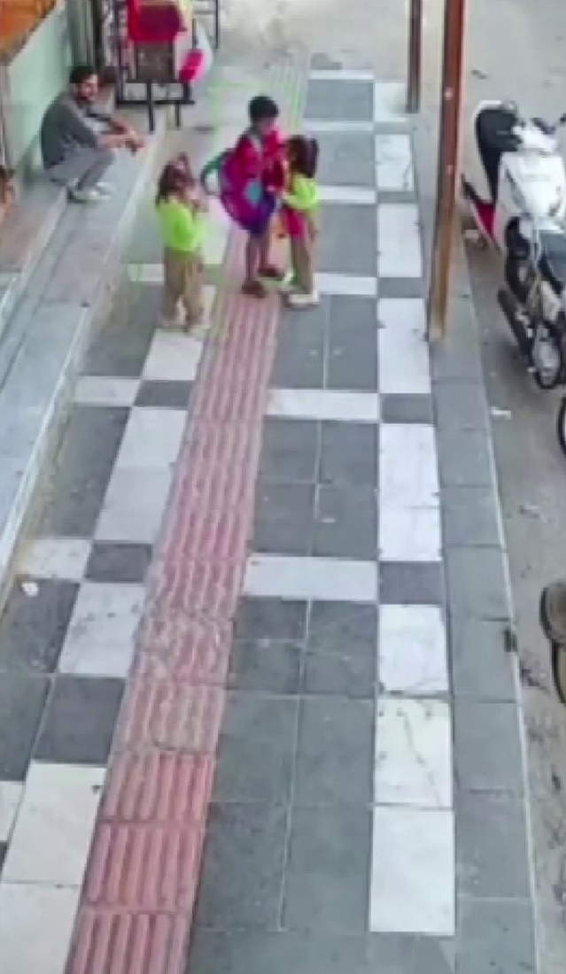 Şanlıurfa'da ağabeyin iki kız kardeşine çanta taşıması kamerada takdir topladı