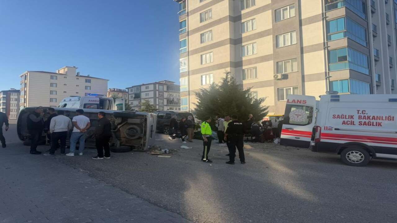 otomobille çarpışan minibüs yan yattı!