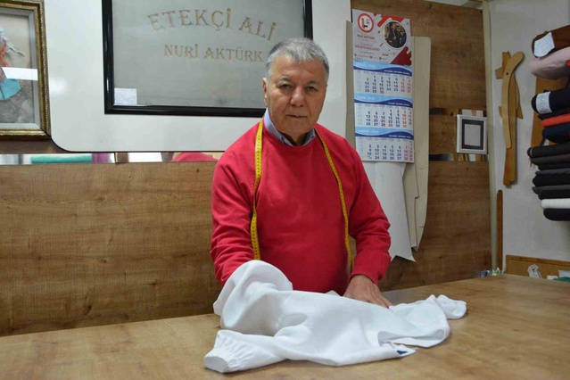 Aktürk ailesi Balıkesir'de 1965'ten beri aynı dükkanda terzilik yapıyor