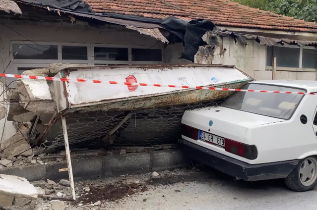 Küçükçekmece'de fırtınada evin duvarı otomobilin üzerine yıkıldı, yaralı yok