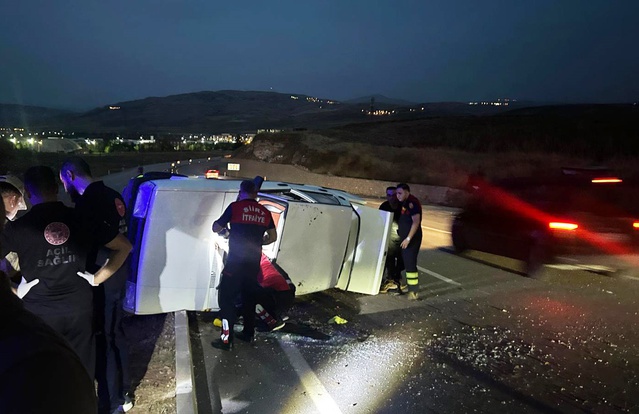 Siirt'te yan yatan otomobildeki 2 yaralı itfaiye ekiplerince kurtarıldı