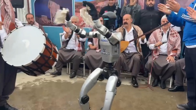 Şanlıurfa'da robot, sıra gecesinde mendil sallayıp oynadı