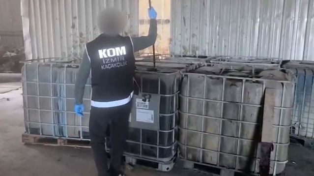 İzmir Aliağa'daki tesiste yaklaşık 600 bin TL'lik 10,1 ton kaçak akaryakıt ele geçirildi