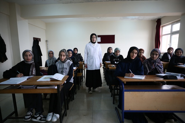Muş'ta okula ara veren Zehra Süt'ün yer aldığı komisyon 11 öğrenciyi okula kazandırdı