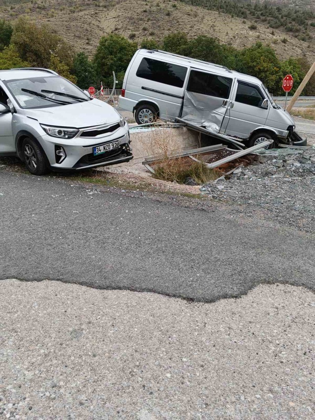 Gümüşhane'de çarpışan minibüs savrularak durak ve direğe çarptı, 4 kişi yaralandı