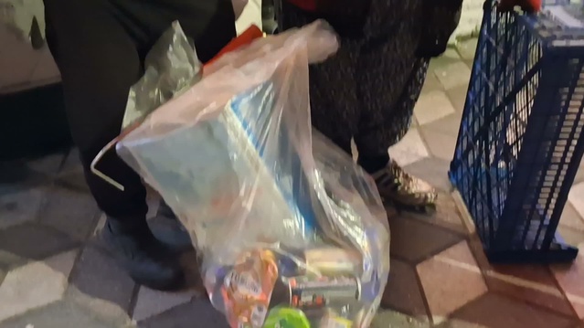 Tokat'ta 64 yaşındaki Çiseli Çevik, gece teneke toplayarak engelli kızına bakıyor