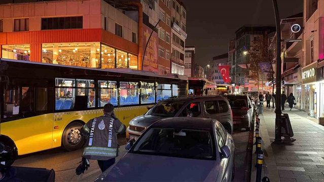İddiaya göre İstanbul Küçükçekmece'de otomobil minibüse çarptı, 2 kadın hafif yaralandı