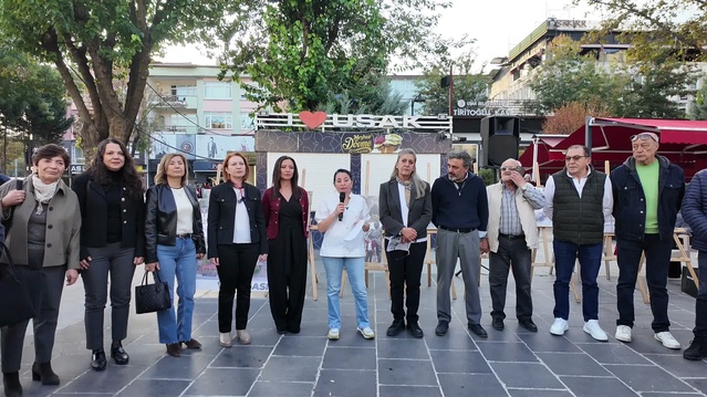 Uşak'ta eski valilik binasının yıkılmaması için dört emekli kadın imza topluyor