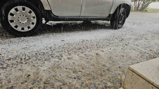 Bitlis Adilcevaz'da dolu yağışı cadde ve sokakları beyaza bürüdü, sürücüler uyarıldı