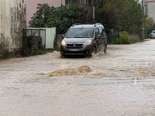Sakarya Karasu'da selde sürüklenen araçlarda maddi hasar gündüz ortaya çıktı