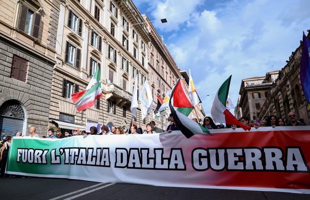 Roma'da yaşam maliyeti ve silahlanma protestolarında polis tazyikli su kullandı