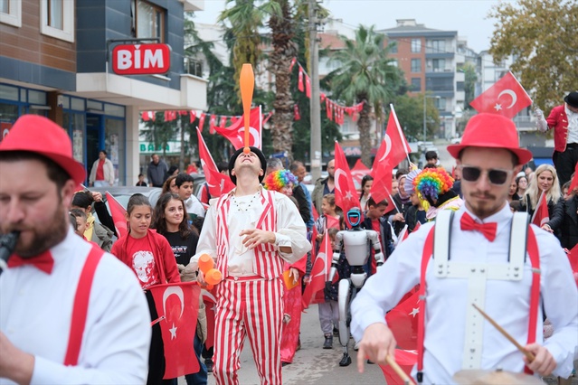 Yalova Çiftlikköy'de 29 Ekim şenliğinde çocuklar sanal gerçekliği deneyimledi