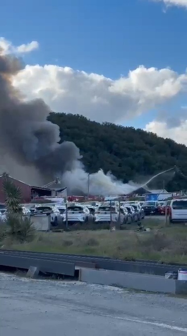 Eyüpsultan'da yediemin otoparkında çıkan yangına ekiplerin müdahalesi sürüyor
