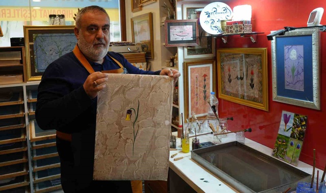 Kotan, Oltu taşı tozundan elde ettiği boyayla Karayazı lalesini ebru kâğıdına taşıdı