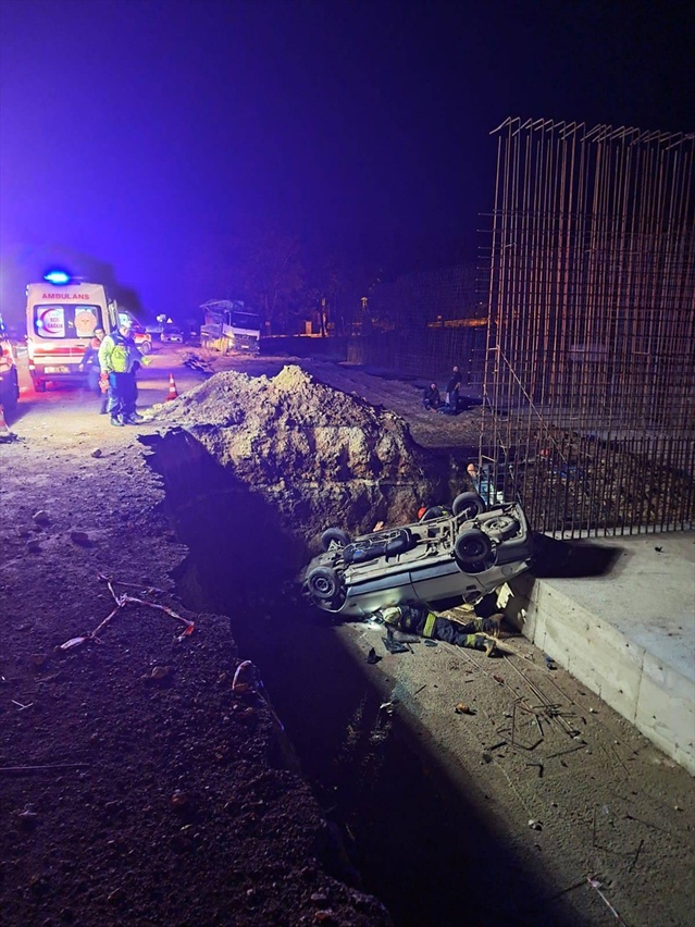 Eskişehir'de otomobil yol çukuruna devrildi, 1 kişi öldü, 2'si çocuk 5 kişi yaralandı