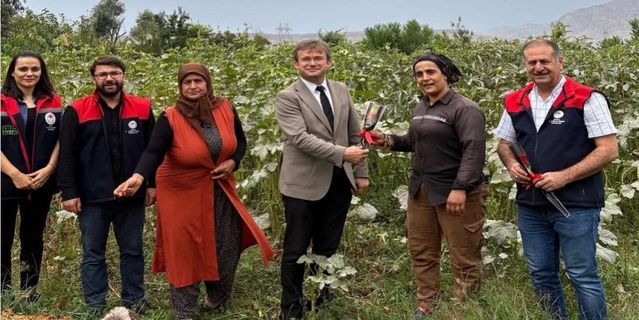 15 Ekim'de Cizre'de kadın çiftçi Rukiye Kalkan Tarım Müdürlüğünce ziyaret edildi