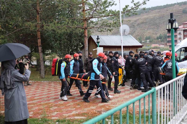 Bayburt'ta deprem senaryolu sağlık tatbikatında yaralı tahliyesi uygulandı
