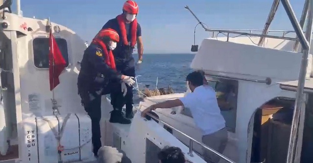 Didim açıklarında sürüklenen teknede 3'ü çocuk 17 düzensiz göçmen kurtarıldı