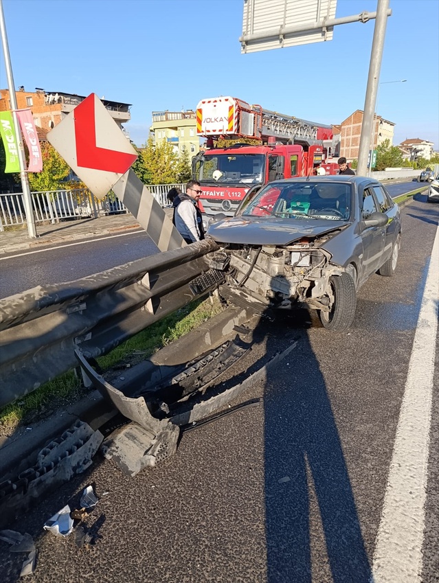 Bursa İnegöl'de refüje çarpan otomobilde 2 kişi yaralanarak hastaneye kaldırıldı.