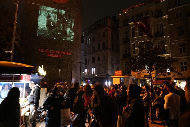 Kültür ve Turizm Bakanlığı Galata Kulesi'ni Atatürk fotoğraflarıyla aydınlattı