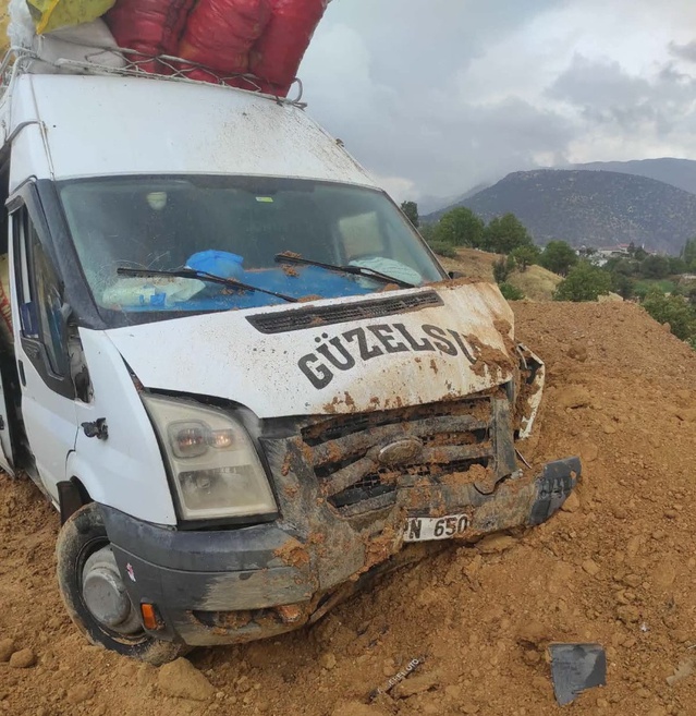 Adıyaman Gerger'de şarampole giren minibüste sürücü ve bazı yolcular kurtuldular