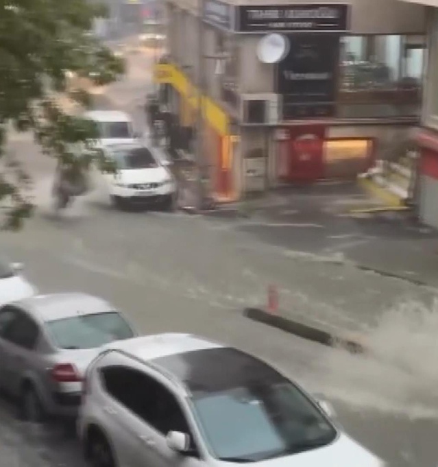 İstanbul'da sağanak sonrası Şişli'de kadın kurtarıldı, Sarıyer'de araçlar sürüklendi