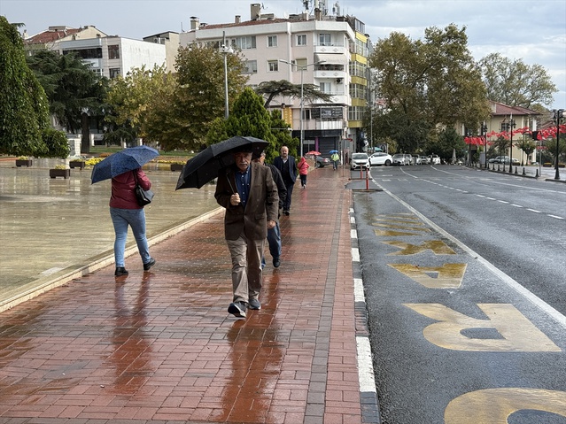 Tekirdağ'da kuvvetli sağanak hayatı olumsuz etkiledi, vatandaşlar duraklara sığındı