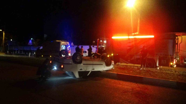 Antalya Muratpaşa'da otomobil refüje çarpıp ters döndü, sürücü yaralandı