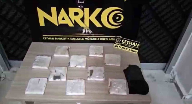 Adana Ceyhan'da 2 araçta 2 kilo 95 gram metamfetamin bulundu, 2 kişi gözaltına alındı