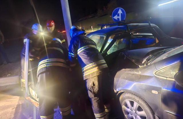Kütahya Gediz'de kavşakta iki otomobil çarpıştı, aynı araçtaki 3 kişi yaralandı