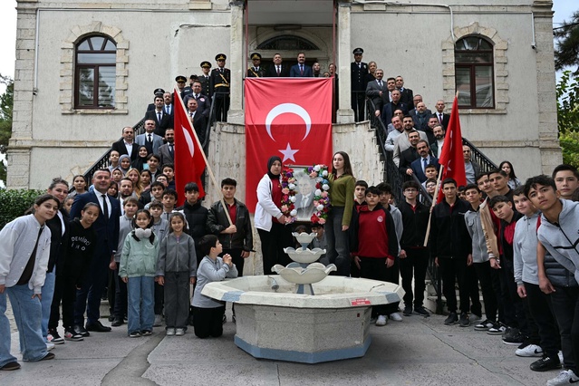 Manisa Demirci'de öğrenciler 1928'deki fotoğrafı 98 yıl sonra yeniden canlandırdı
