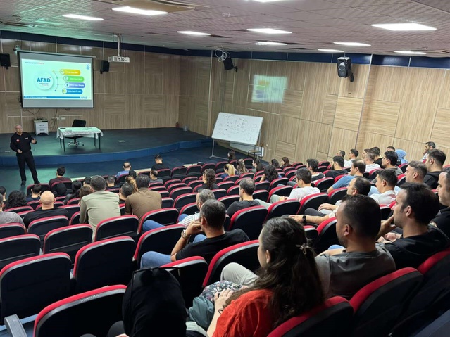 Cizre'de emniyet personeline AFAD ve itfaiye iş birliğiyle afet eğitimi düzenlendi.