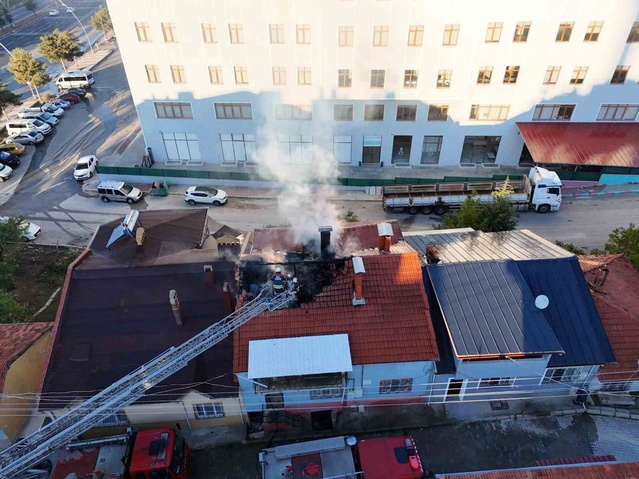 Uşak Dikilitaş'ta çatıda çıkan yangın itfaiye ekiplerince büyümeden söndürüldü