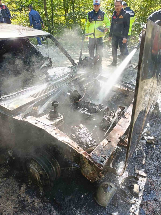 Sinop Türkeli'de otomobilin motoru alev aldı, araç kullanılamaz hale geldi