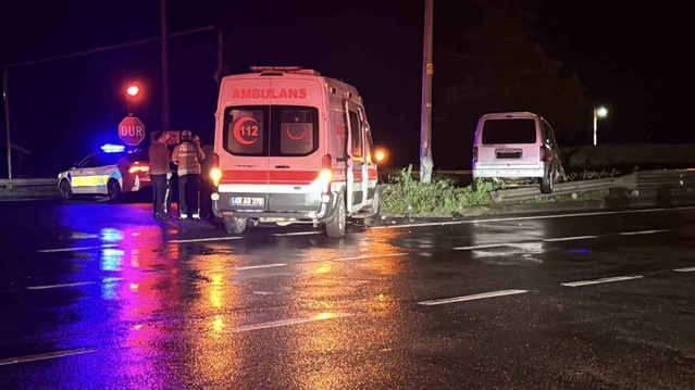 Rize Pazar'da ambulans ile hafif ticari aracın çarpışmasında 5 kişi hafif yaralandı