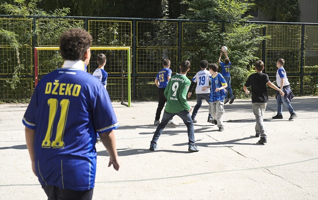 Milli takıma veda hazırlığındaki Dzeko, Saraybosna'da öğrencilere ilham veriyor