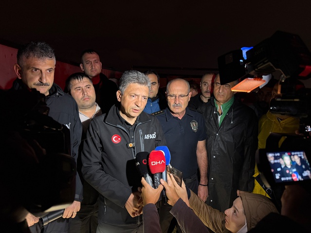 Antalya Kepez'de hortum iki konteyneri parçaladı, 4 işçi öldü, 1 işçi yaralandı