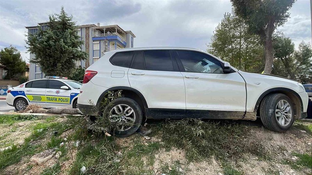 Karaman'da kontrolden çıkan BMW cip kaldırımdaki ağacı devirdi, yaralanan olmadı