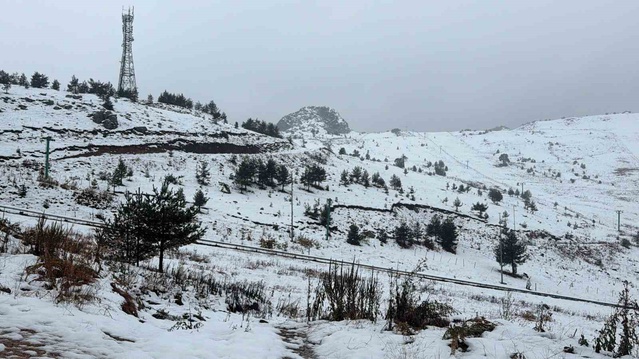 Bolu'da 2 bin 200 rakımlı Kartalkaya'da pistler kar yağışıyla beyaz örtüye büründü