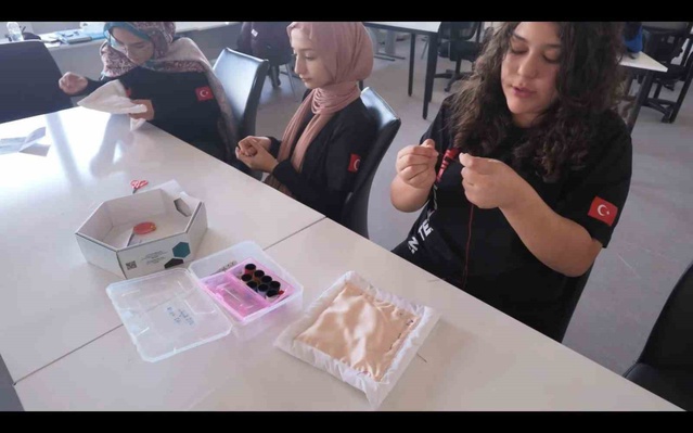Denizli'de lise öğrencileri körüklü çizme ve yorgancılığı uygulama setleriyle tanıttı