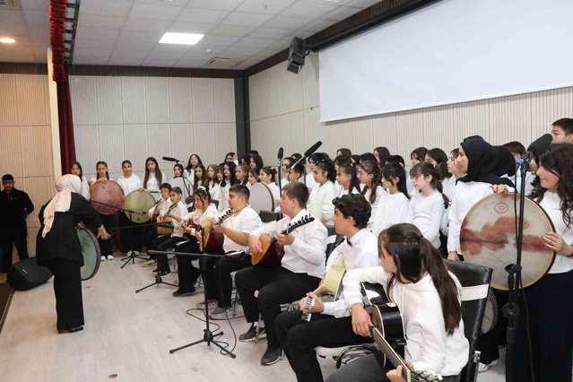 Oltu'da Cumhuriyet'in 103. yıl dönümü konserinde 130 öğrenci sahne aldı