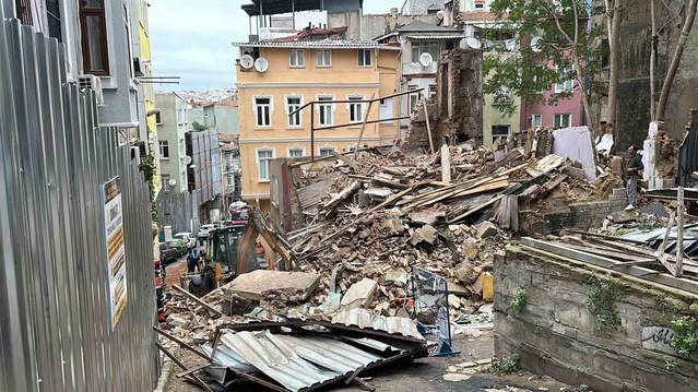 Beyoğlu'nda 5 katlı metruk bina gece çöktü, yan bina hasar gördü, can kaybı yok