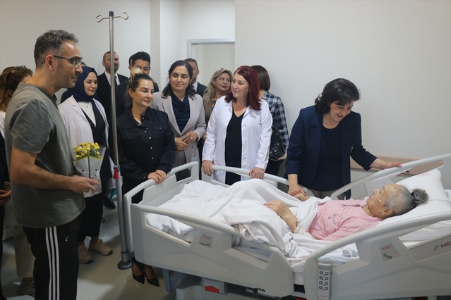 Adana'da Vali eşi ve Vali Yardımcısı palyatif servisindeki hastaları ziyaret etti