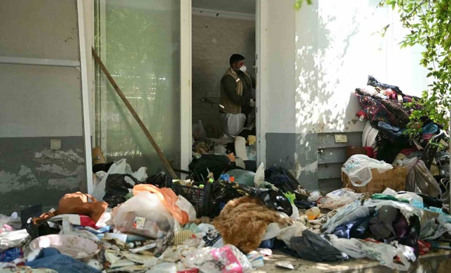 Kuşadası Soğucak'ta kötü koku şikayeti üzerine evden 6 kamyon çöp çıkarıldı