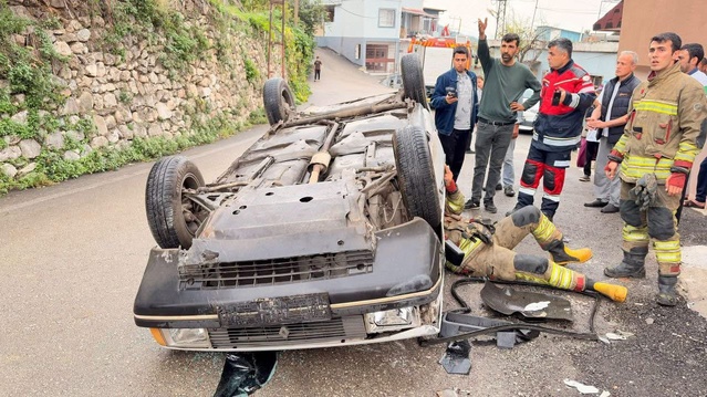 İskenderun'da takla atan otomobilin sürücüsü yaralandı, HBB ekipleri kurtardı