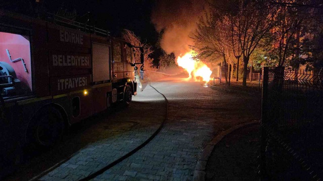 Edirne'de motoru tutuşan Bulgaristan plakalı otomobil kullanılamaz hale geldi
